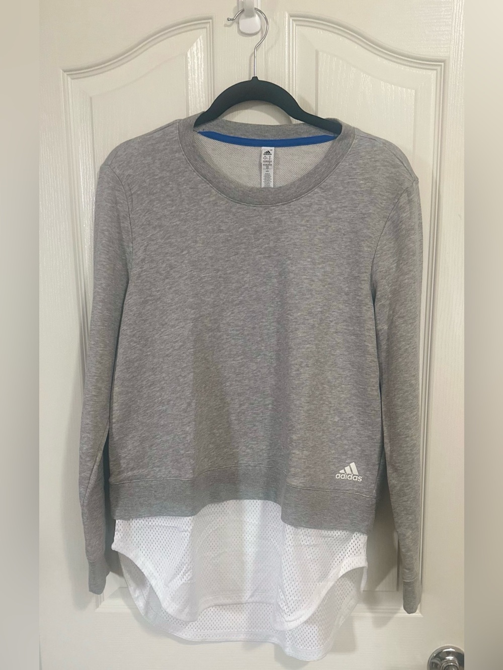 NWOT Women’s Adidas Sweatshirt Mesh Athleisure Performance Wear Gray Crewneck M. - Picture 2 of 5